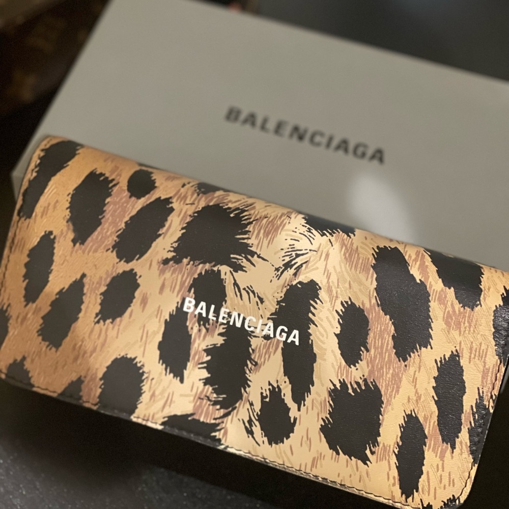 balenciaga wallet , comes with everything (box , tags, dust bag)